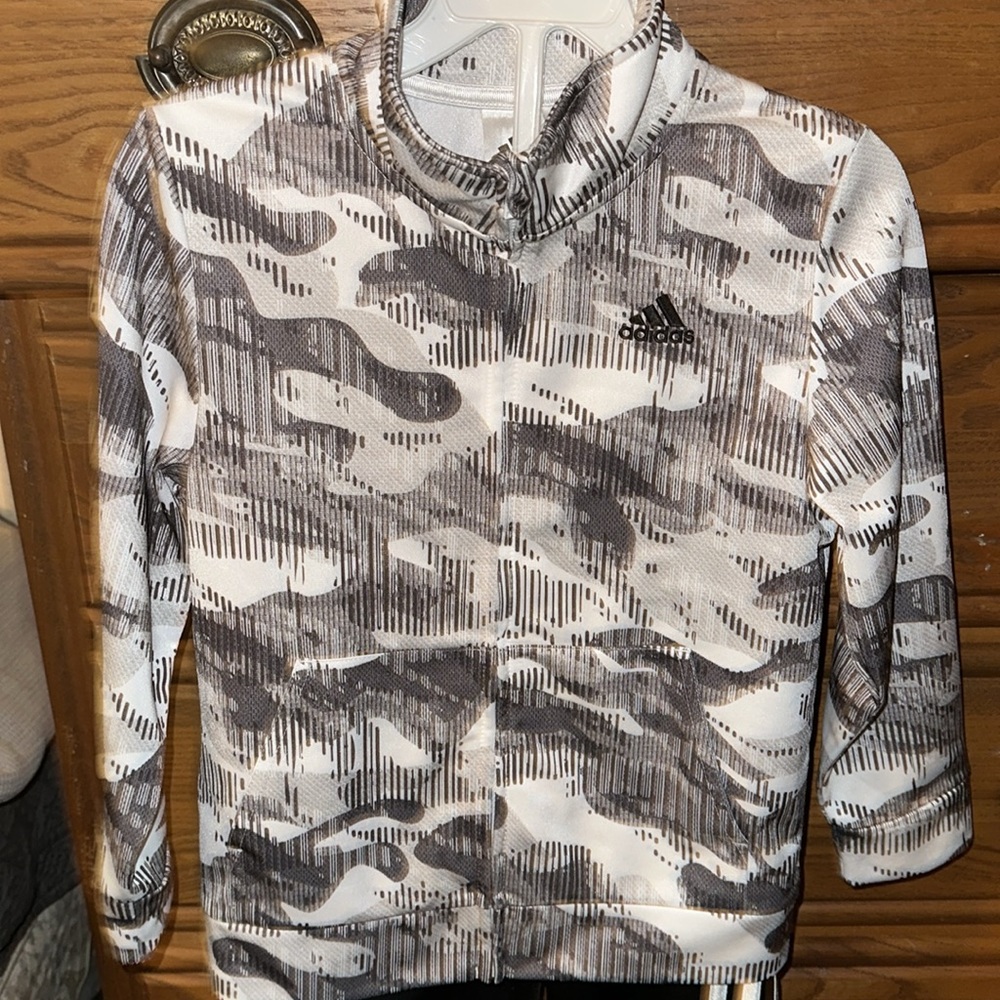 Boys Adidas track set - Picture 2 of 4